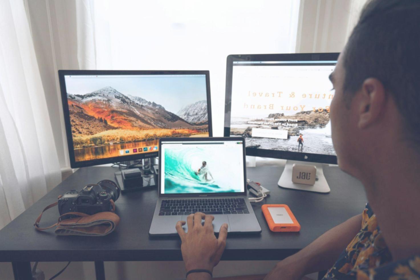 Análisis financiero con gráficos y documentos sobre mesa de trabajo