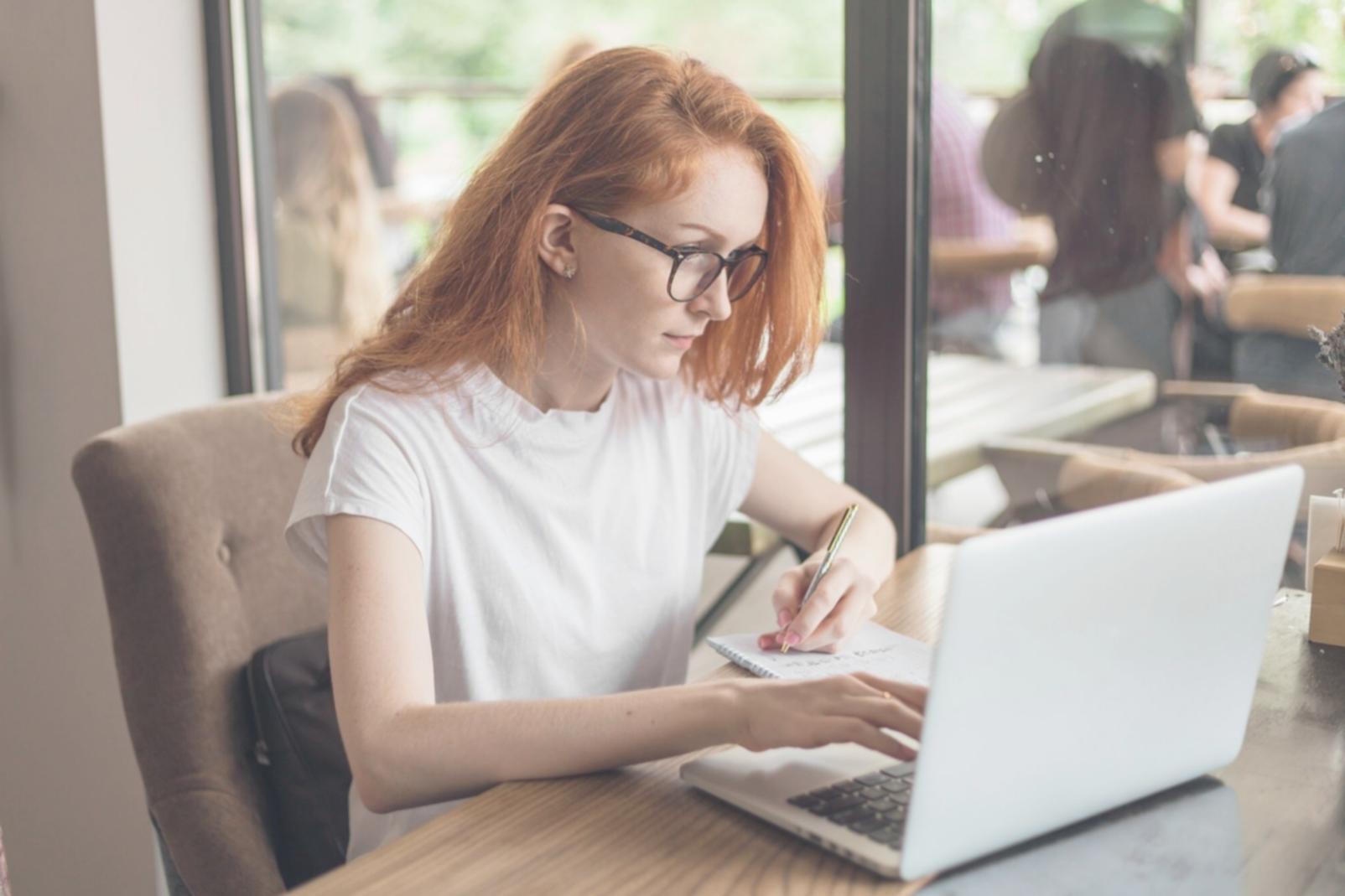 Estudiante revisando estados financieros y documentación contable